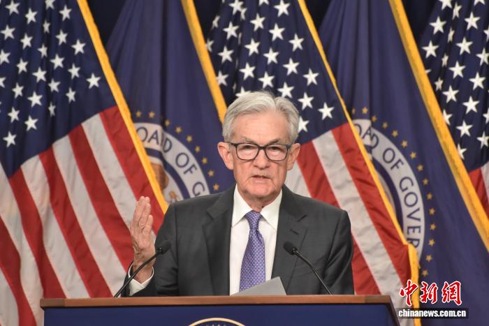 当地时间12月10日,美国联邦储备委员会宣布,将联邦基金利率目标区间下调25个基点到3.5%至3.75%之间的水平。这是美联储今年以来第三次降息。美联储主席鲍威尔在当天记者会上表示,当前的政策利率预计将推动劳动力市场趋于稳定。 a href='/'中新社/a记者 沙晗汀 摄