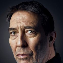 西亞朗·辛德斯 飾演 Burke