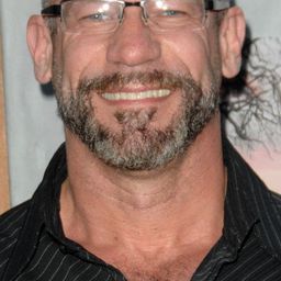 Bob Koherr 飾演 Marty