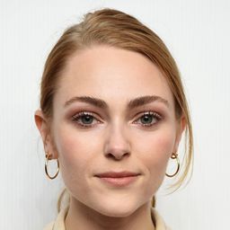 安娜蘇菲亞·羅伯 飾演 Sara